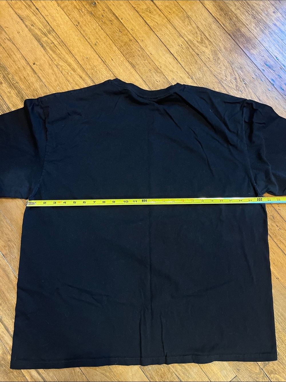 Vintage - Queen Black Tee with Yellow Crest and Pink/Red “Queen” logo. - Picture 7 of 7